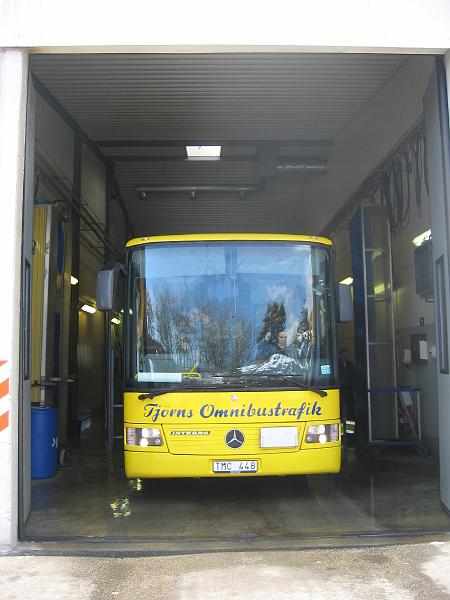 mars 2008 179.jpg - Moa fick det stora förtroendet att köra ut bussen ur tvätthallen.